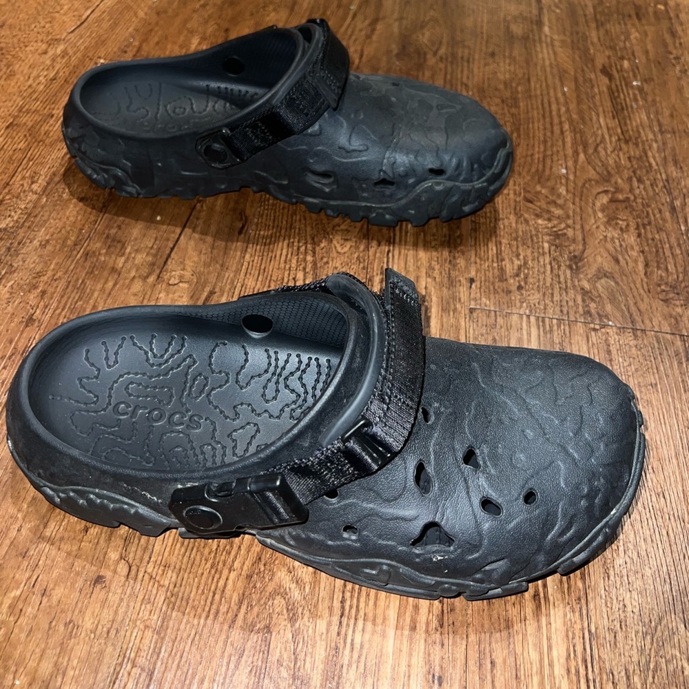 Men’s mountain crocs size 11